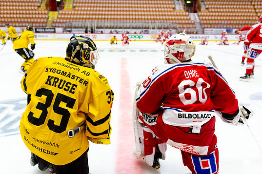 Västerås målvakt Emil Kruse och Timrås målvakt Adam
