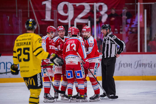 Timrås Albin Lundin jublar med lagkamrater