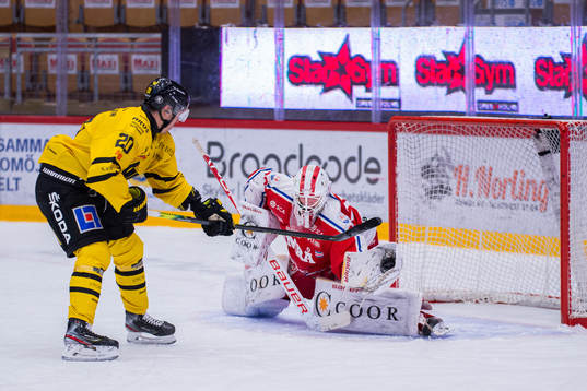 Timrås målvakt Jacob Johansson räddar målchans från
