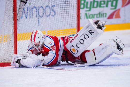 Timrås målvakt Jacob Johansson med en räddning
