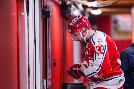 Timrås Albin Lundin lämnar isen med skada