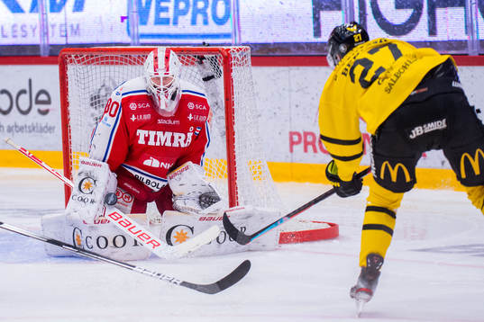 Västerås Sebastian Benker skjuter mot Timrås målvakt
