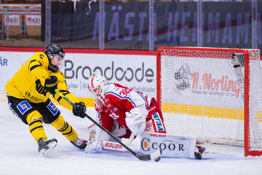 Västerås Gabriel Kangas oroar mot Timrås målvakt Jacob