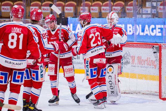 Timrås spelare jublar med målvakt Jacob Johansson