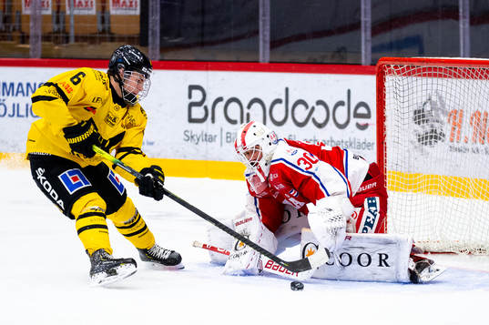 Västerås Gabriel Kangas och Timrås målvakt Jacob