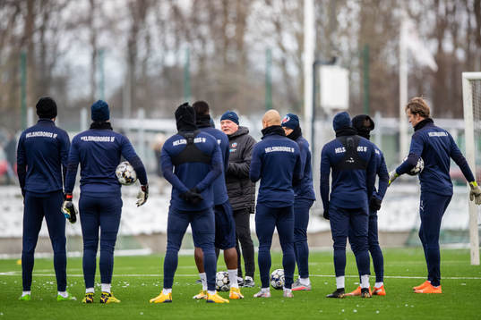 Helsingborgs tränare Jörgen Lennartsson instruerar spelare