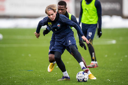 Helsingborgs Simon Bengtsson och Alhaji Gero i duell