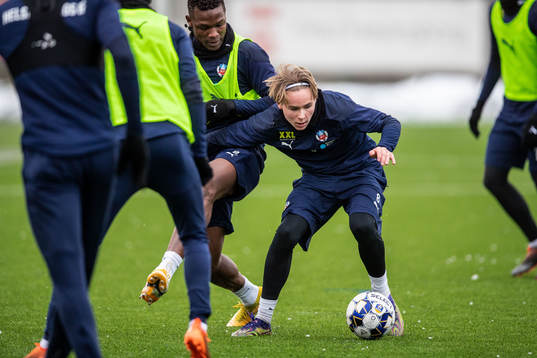 Helsingborgs Simon Bengtsson och Alhaji Gero i duell