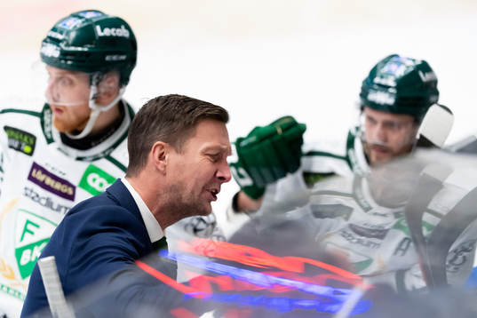 Färjestads huvudtränare Johan Pennerborn deppar
