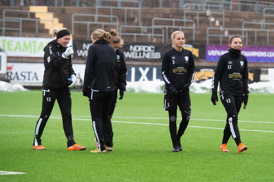 Målvakt Jennifer Falk, Lotta Ökvist och Johanna Rytting