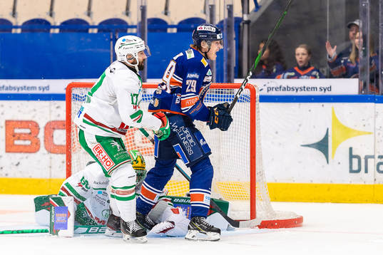 Växjös Pontus Holmberg jublar och Rögles Taylor Matson