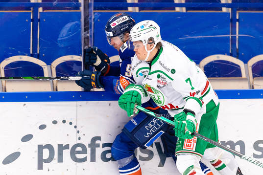 Rögles Erlend Lesund tacklar Växjös Joel Persson