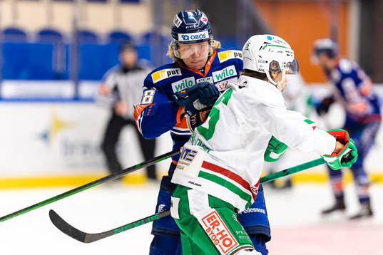 Växjös Marcus Sylvegård tacklar Rögles Lucas Ekeståhl