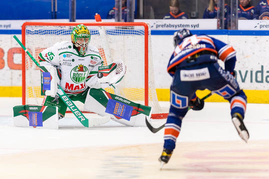 Växjös Emil Pettersson skjuter mot Rögles målvakt