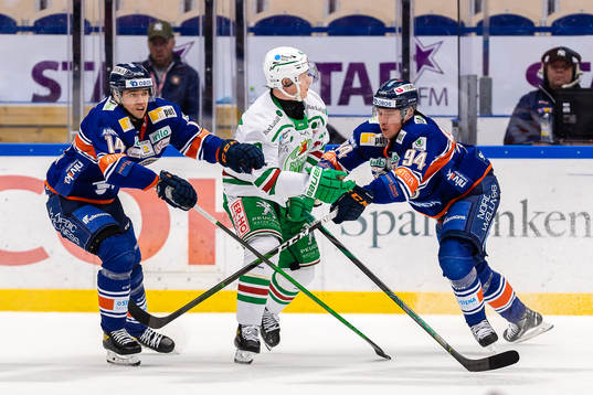 Rögles Olli Palola mellan Växjös Emil Pettersson och