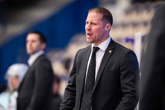 Rögles tränare Cam Abbott reagerar mot domaren