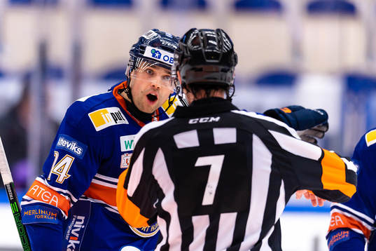 Växjös Emil Pettersson pratar med Domare Christoffer Holm