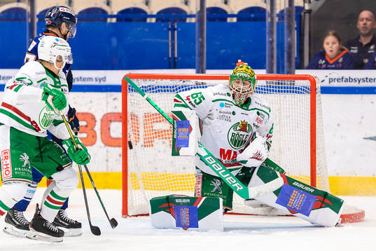 Växjös Emil Pettersson (ej i bild) gör mål 3-2 bakom