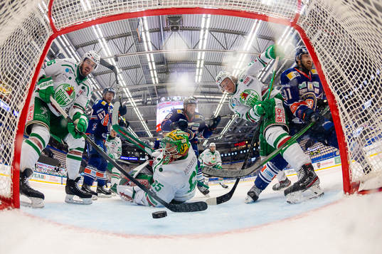 Växjös Andrew Calof gör mål 2-2. Rögles Eric Gelinas,