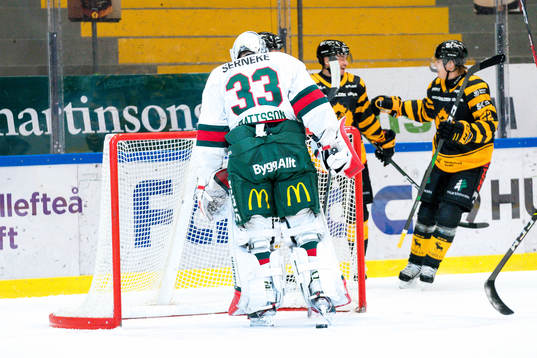 Frölundas målvakt Johan Mattsson deppar