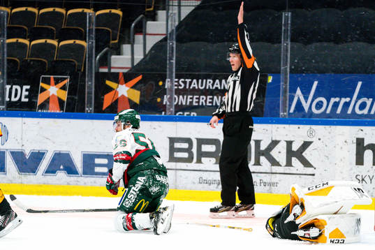 Skellefteås målvakt Gustaf Lindvall skadade sig när han