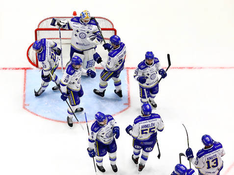 Leksands spelare jublar och tackar målvakt Janne Juvonen