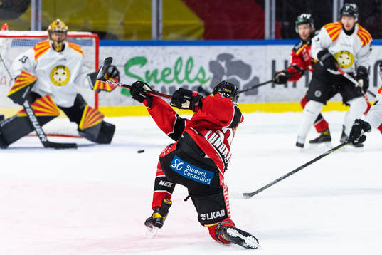 Luleås Nils Lundkvist skjuter