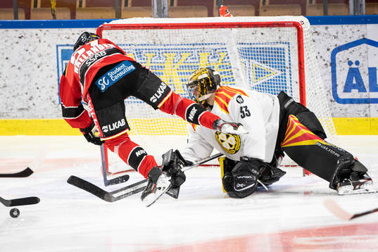 Luleås Filip Hållander och Brynäs målvakt Samuel Ersson