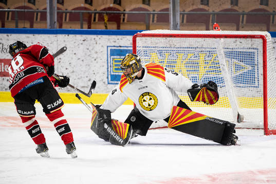 Luleås Linus Klasen missar en straff mot Brynäs målvakt