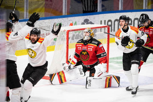 Luleås målvakt Jesper Wallstedt deppar