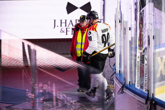 Brynäs Shane Harper lämnar isen