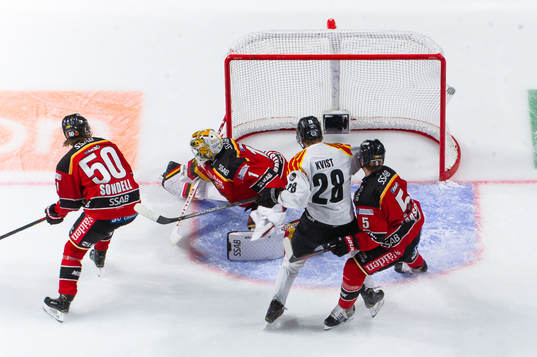 Brynäs Linus Ölund (ej i bild) sätter 1-0 bakom Luleås