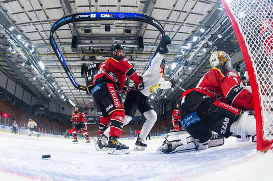 Luleås Eddie Larsson och målvakt Jesper Wallstedt deppar