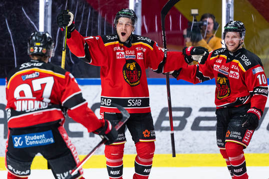 Luleås Juhani Tyrväinen jublar