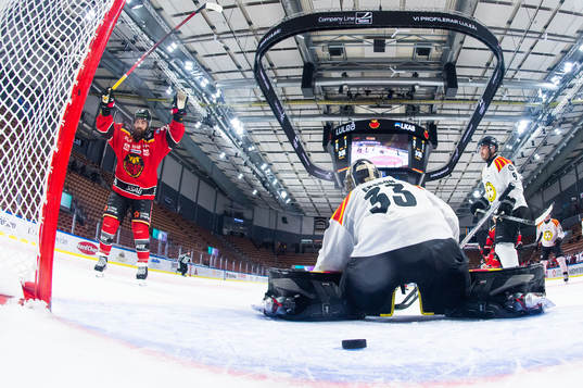 Luleås Jack Connolly jublar och Brynäs målvakt Samuel