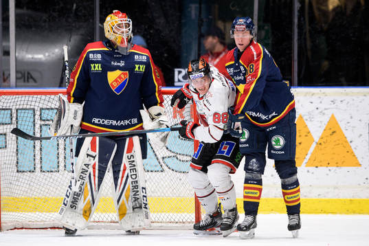 Örebros Joonas Rask oroar framför Djurgårdens målvakt