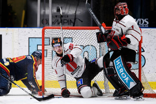Örebros Emil Larsson och målvakt Jhonas Enroth