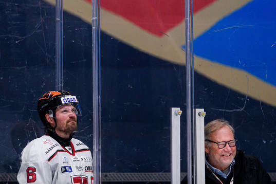 Örebros Stefan Warg  deppar i utvisningsbåset