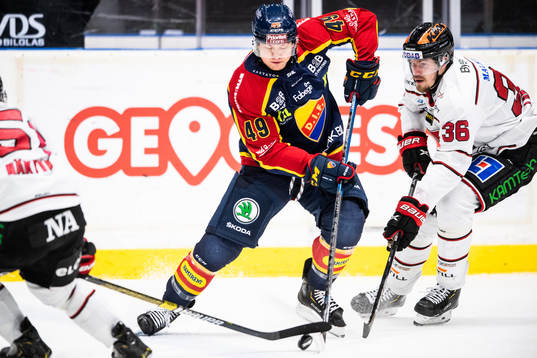 Djurgårdens Rhett Rakhshani och Örebros Emil Larsson
