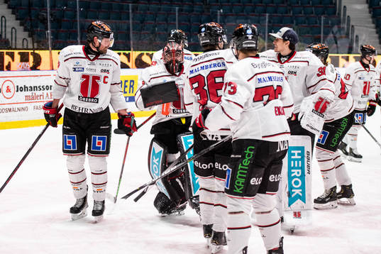 Örebros målvakt Jhonas Enroth jublar med lagkamrater