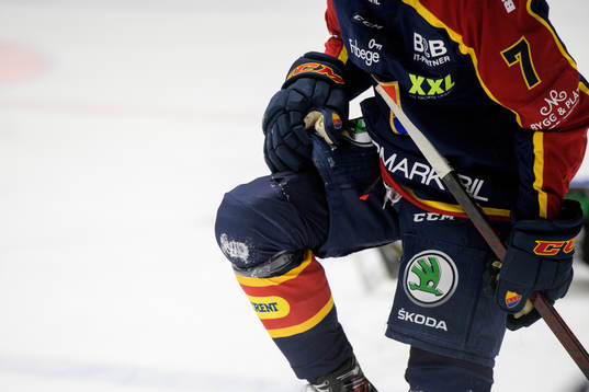 Djurgårdens Robert Nardella tar sig om knät