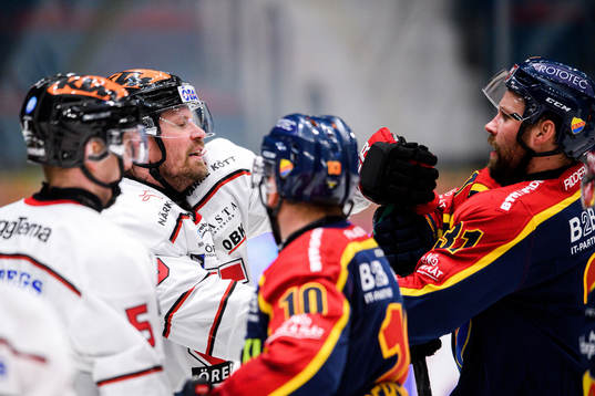 Bråk mellan Örebros Stefan Warg  och Djurgårdens Dick