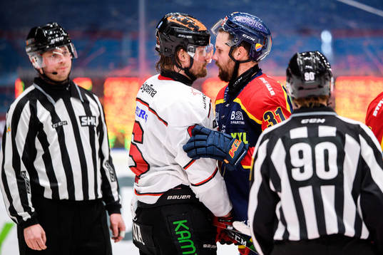 Bråk mellan Örebros Stefan Warg  och Djurgårdens Dick