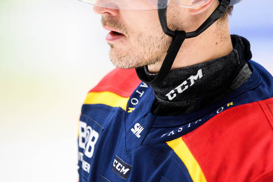 Djurgårdens spelare med halsskydd