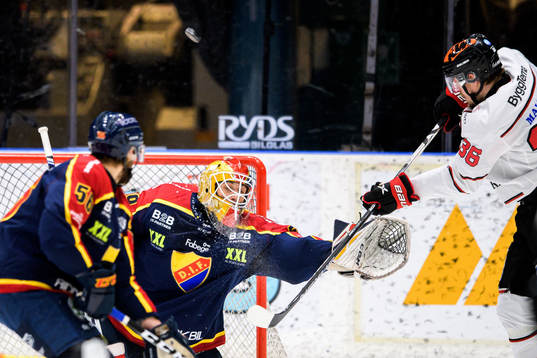 Örebros Emil Larsson oroar framför Djurgårdens målvakt