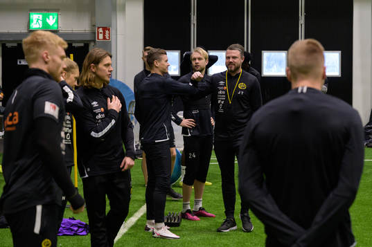 Manager Jimmy Thelin hälsar på spelarna