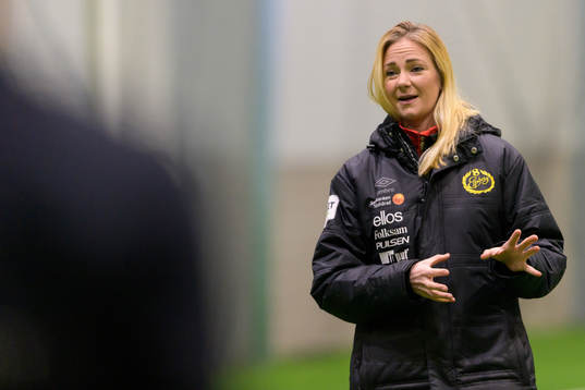 Läkare Matilda Lundblad informerar spelare och ledare