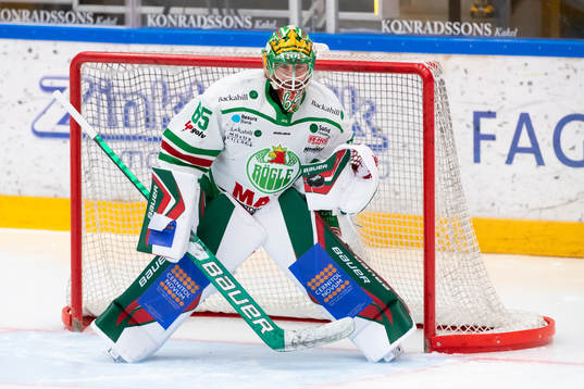 Rögles målvakt Christoffer Rifalk innan ishockeymatchen i