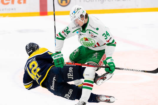 s Niklas Arell tacklas av Rögles Adam Edström