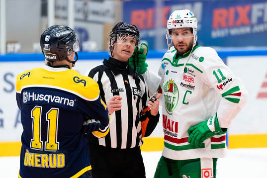 s Simon Önerud och Rögles Mattias Sjögren pratar med